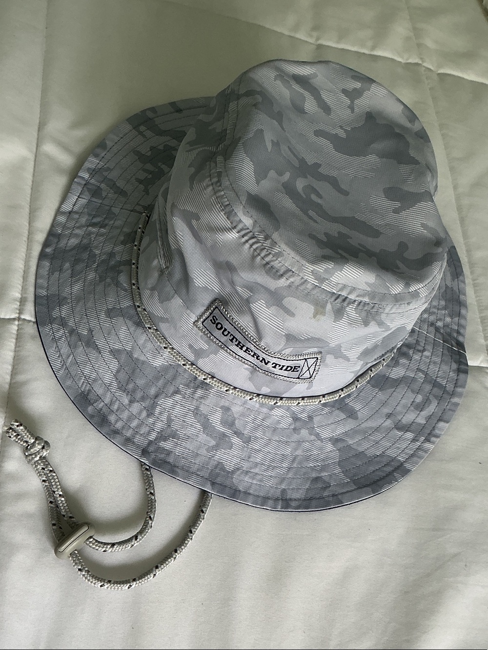 Southern Tide - Waterway Gray Camo Print Performance Sun Hat